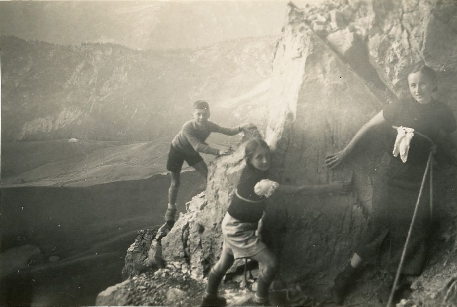 Jenny Cochius met vrienden tijdens een klimwandeling in Zwitserland, 1937