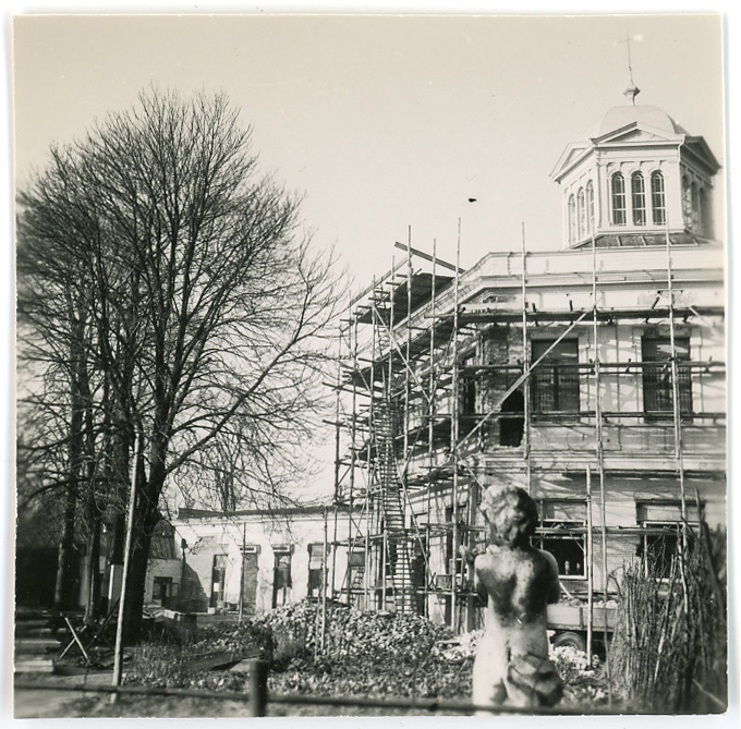 Het Gemeentemuseum van Arnhem in de steigers in 1950