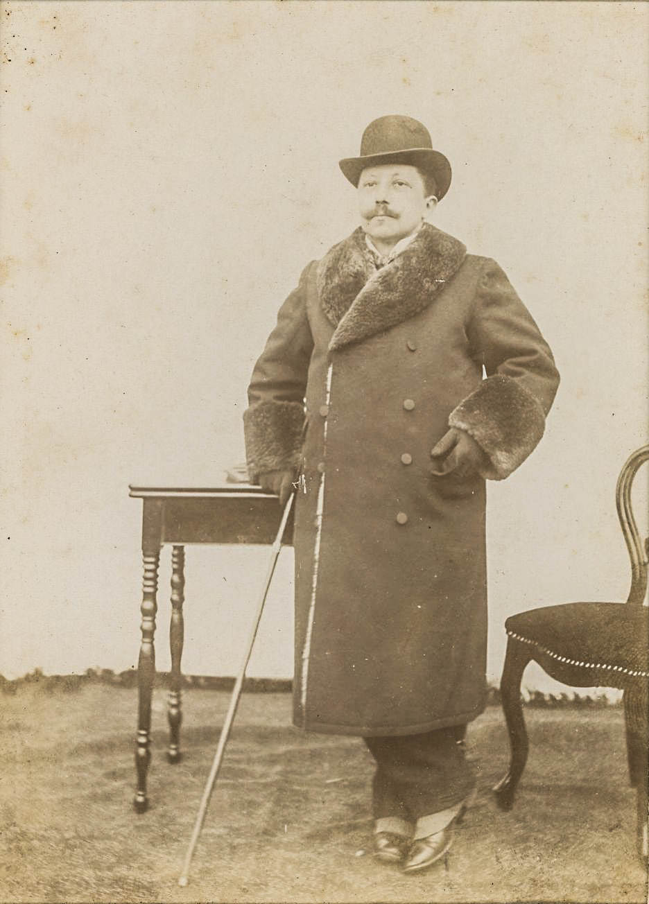 Adolphus van Hugenpoth tot Aerdt met bolhoed en wandelstok, begin 20e eeuw. 