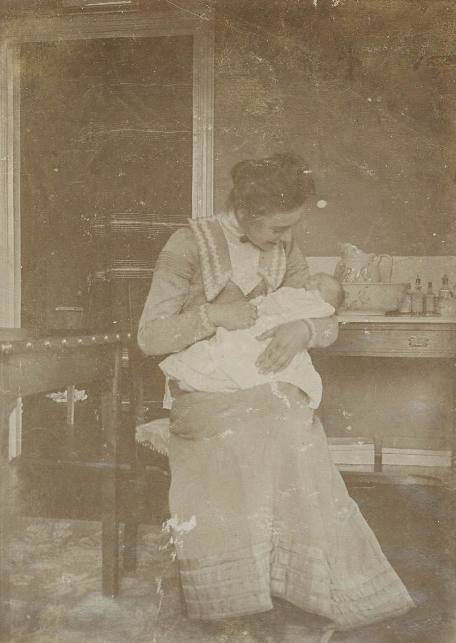 Jonge vrouw met baby, 1902-1905