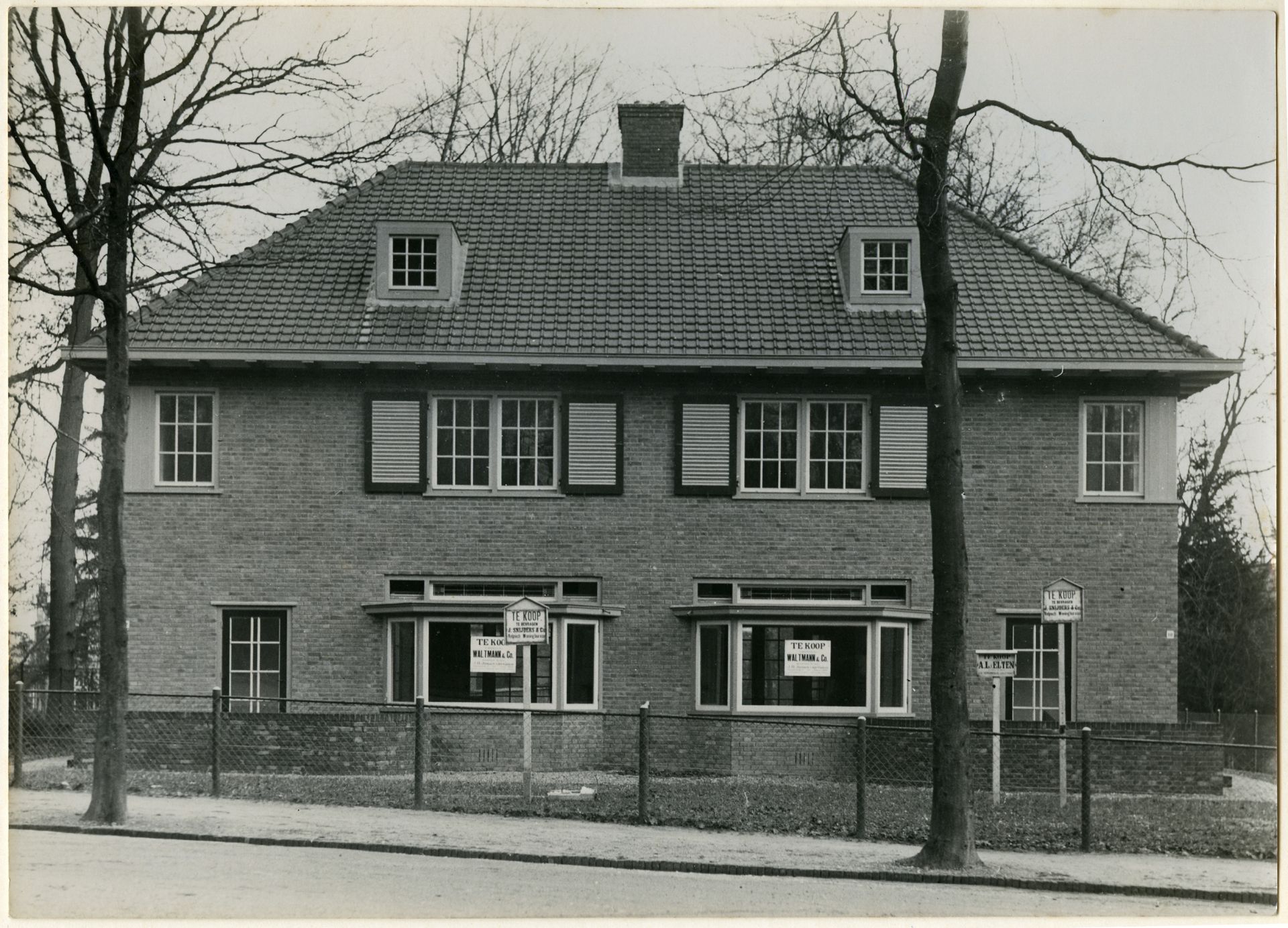 Dubbelwoonhuis aan de Waldeck Pyrmontlaan in Velp, 1929.