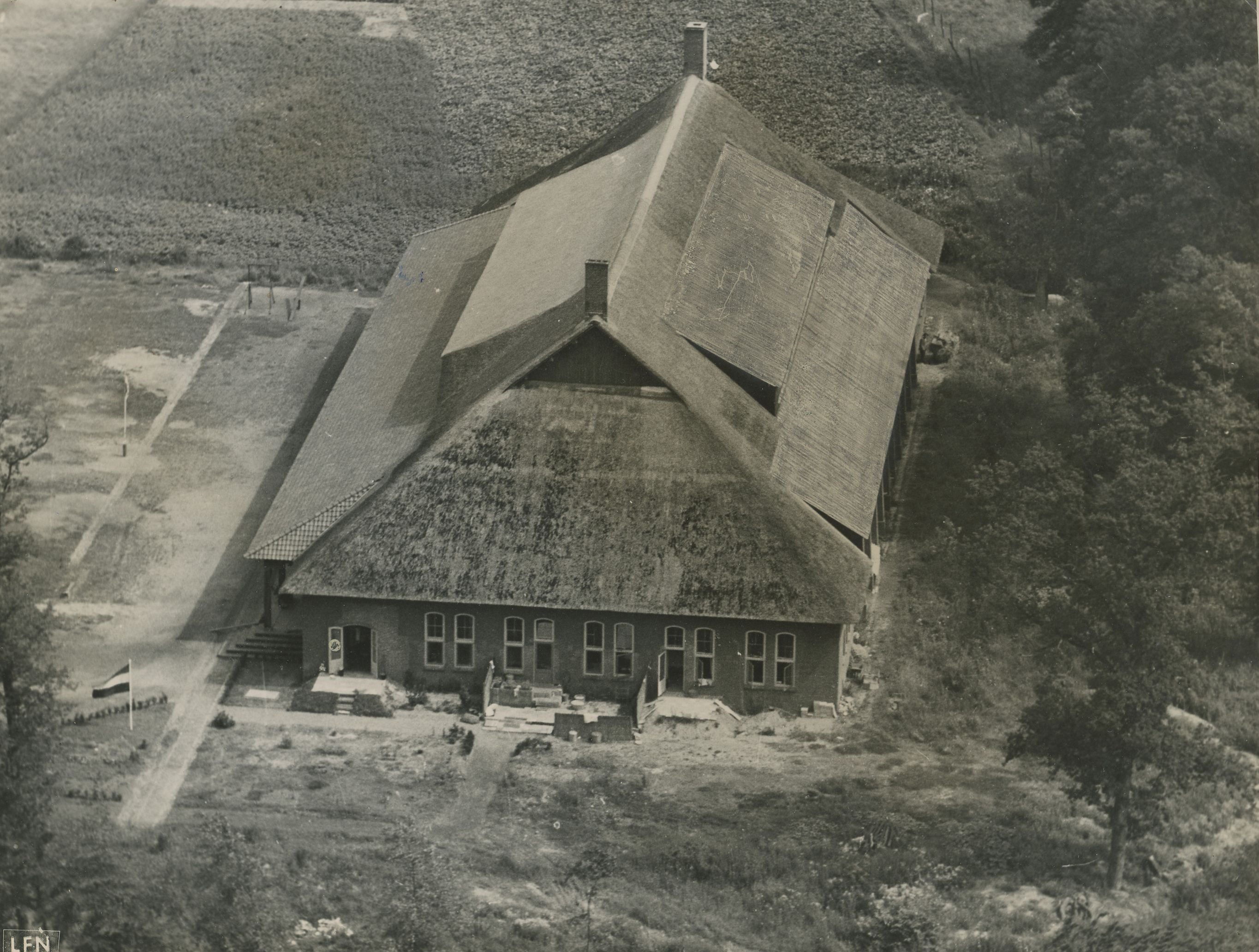 Luchtfoto van de sporthal en vakantieoord in Ellecom tijdens een verbouwing, 1950-1952