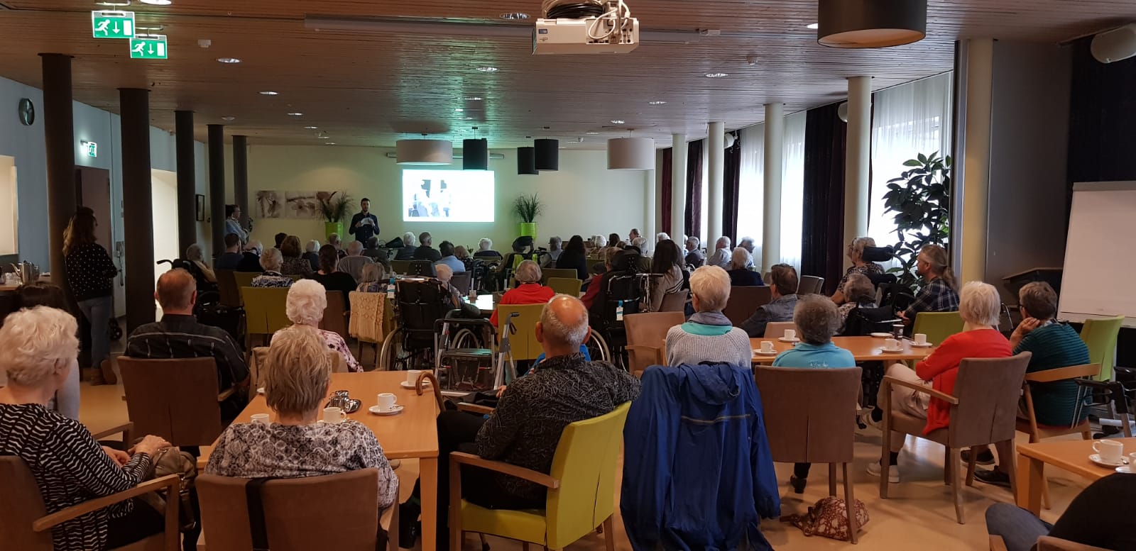 Foto van de presentatie in het woonzorgcentrum door medewerkers van het Gelders Archief
