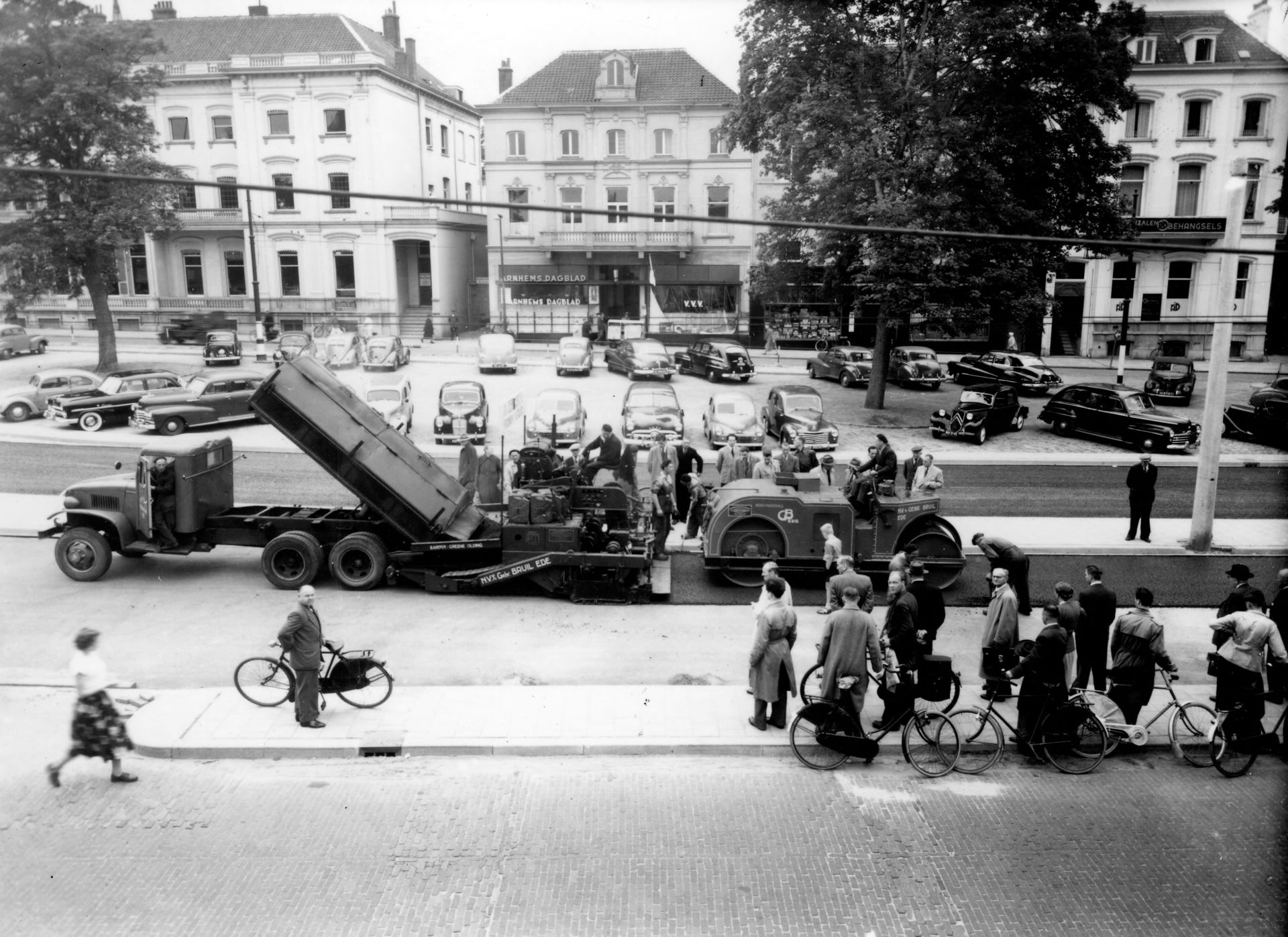 Asfalteren in de buurt van het Willemsplein (Arnhem) in 1953
