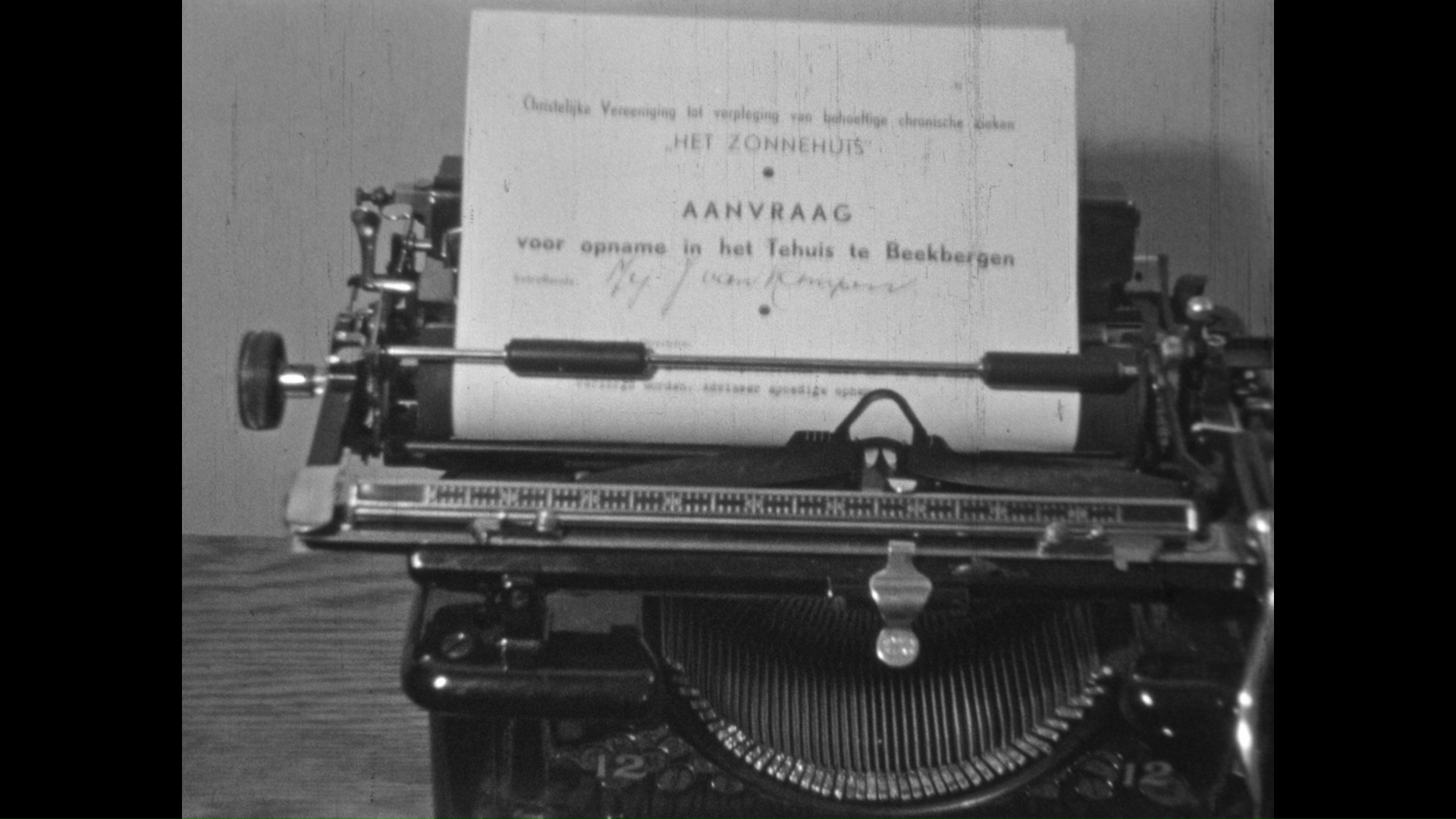 Een opnameformulier in een typemachine
