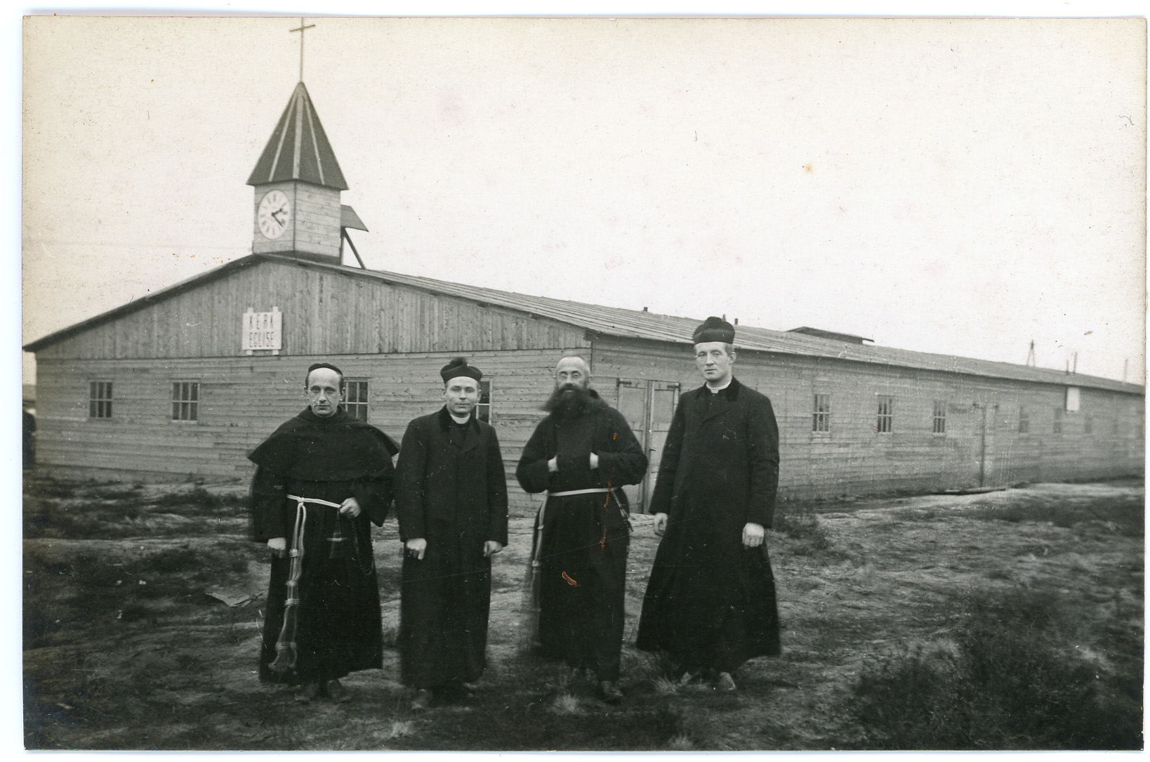 Vier katholieke geestelijken voor het kerkgebouw in het Vluchtoord Nunspeet