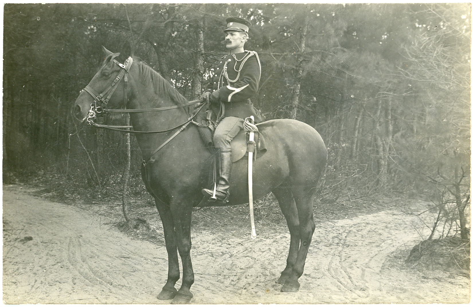 Officier van de marechaussee met degen te paard
