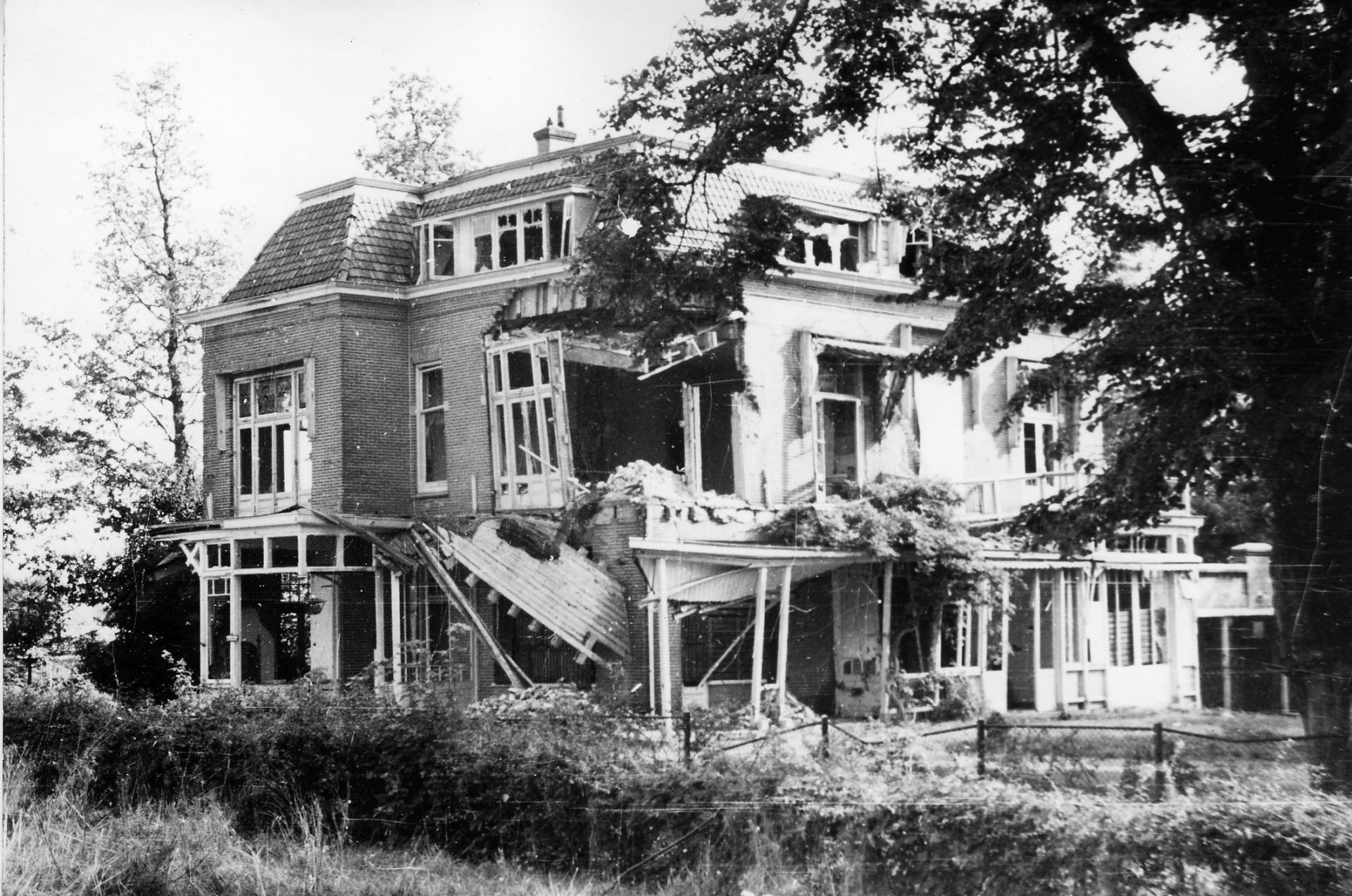 Een verwoest gebouw aan de Pieterbergseweg in Arnhem, 1945