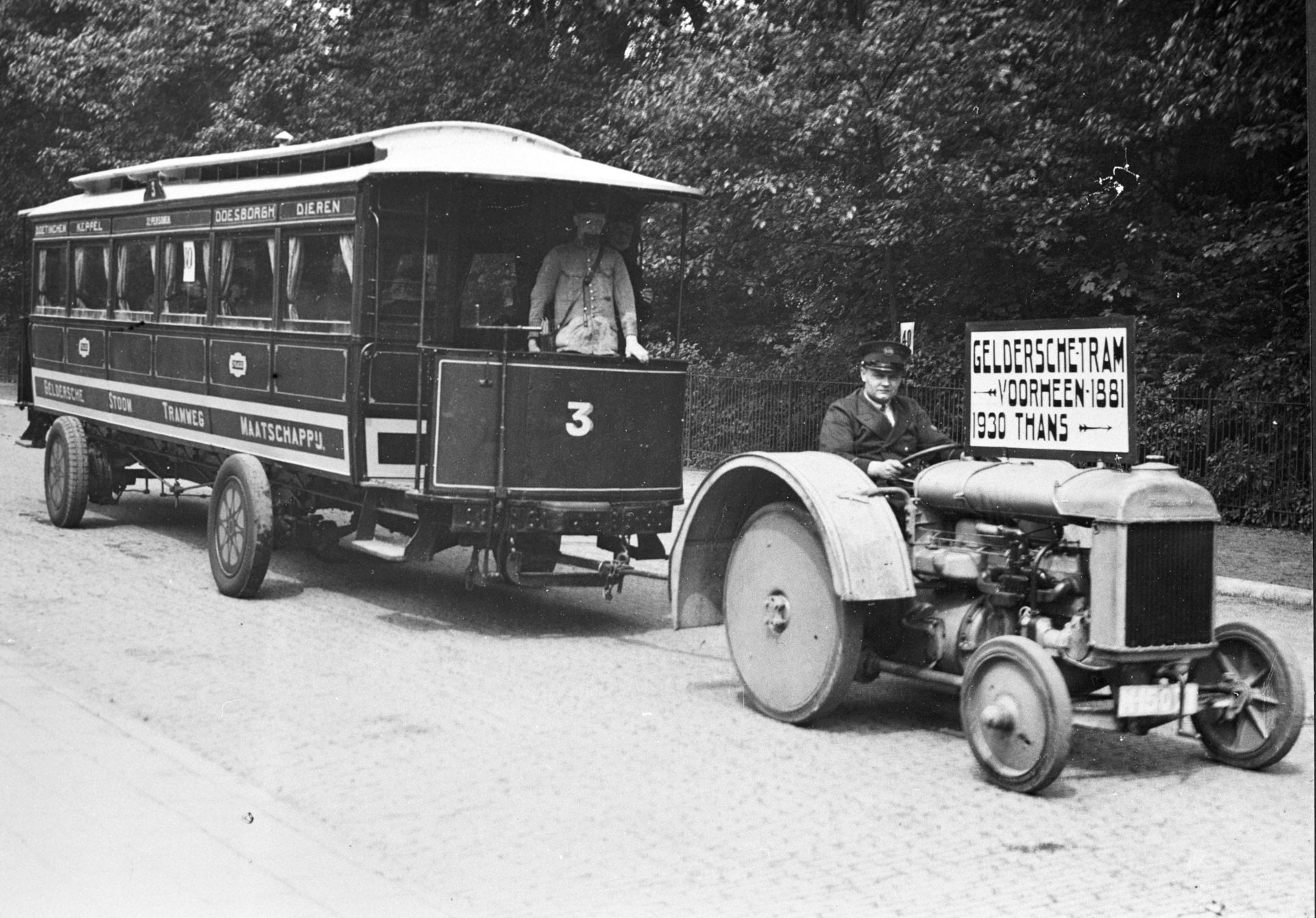 Een origineel tramrijtuig van de GSM uit 1881 bij het feest van 25 jaar VVV in Arnhem, 1930.