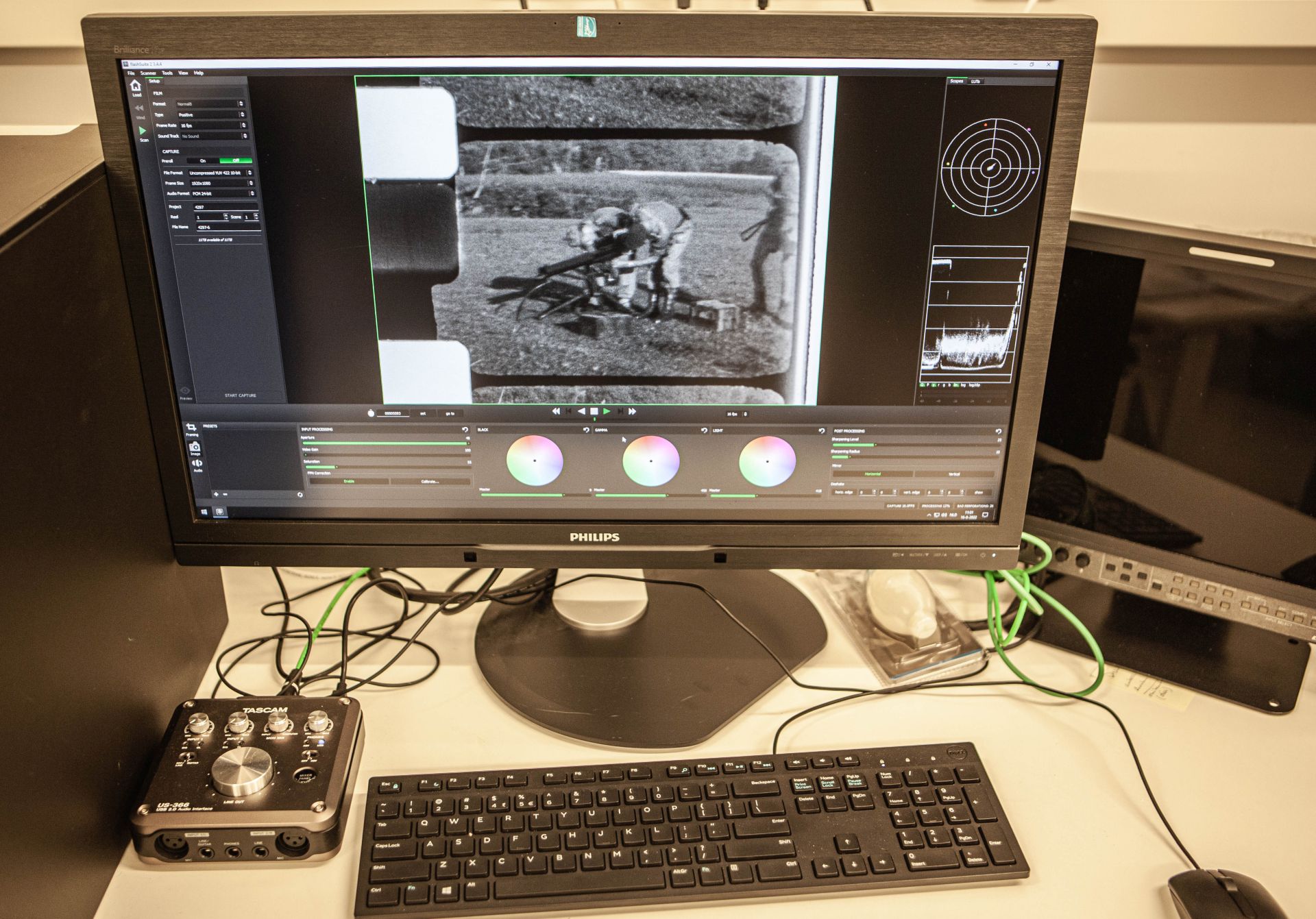 Een beeldscherm toont een filmfragment en technische gegevens  