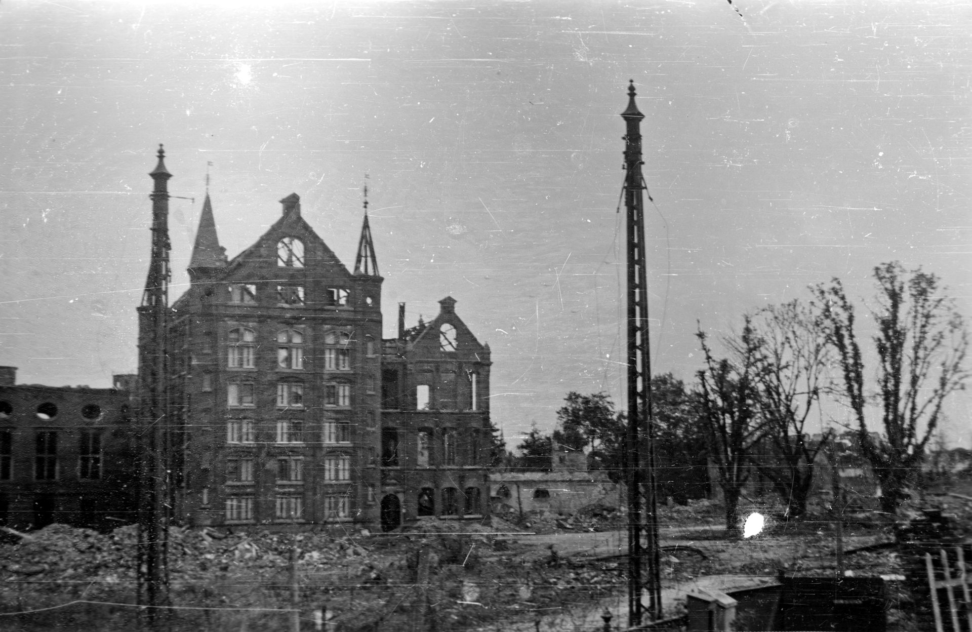 Het beschadigde gebouw van het Rijksarchief in Gelderland in 1945