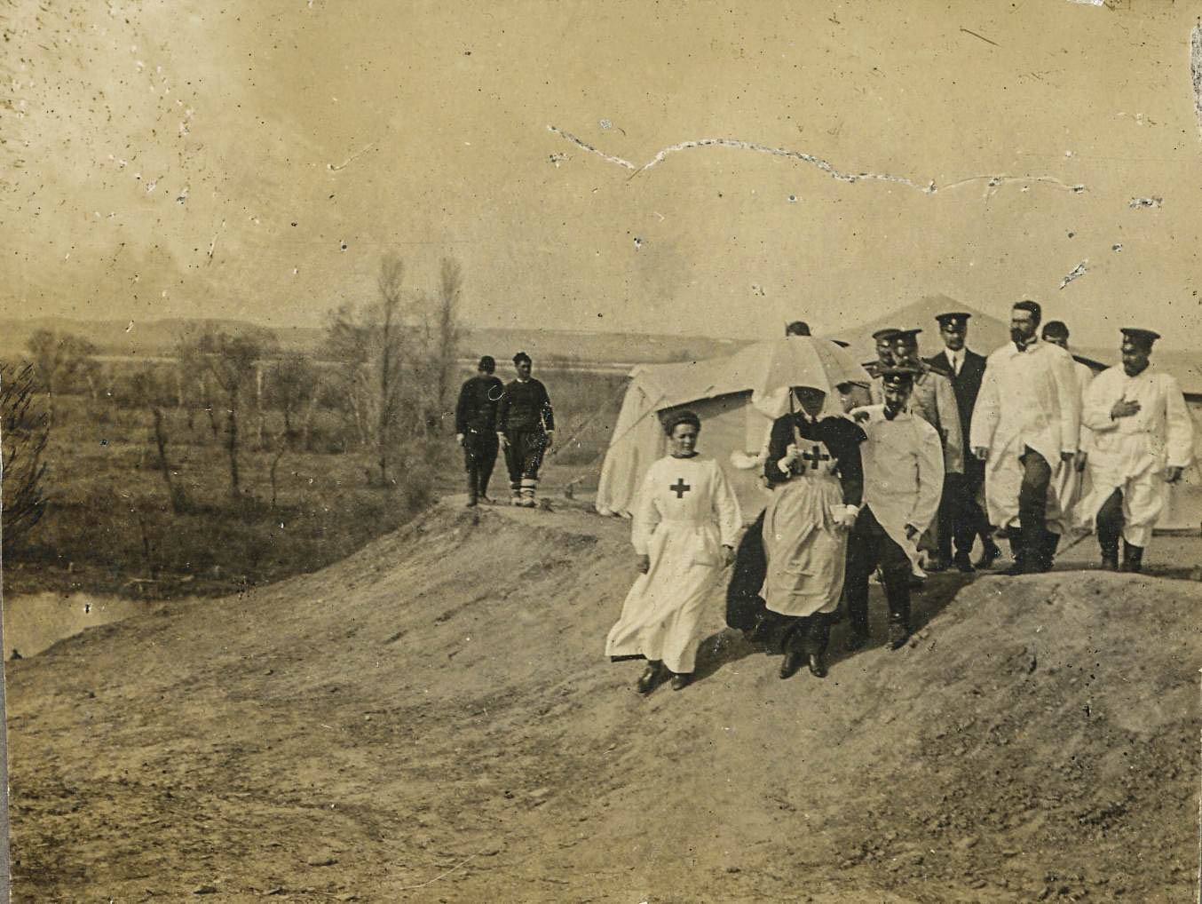een bezoek van tsarina Eleonore Reuß-Köstritz van Bulgarije aan het Rode Kruis ziekenhuis te Çorlu tijdens de Eerste Balkanoorlog, 1912-1913. 