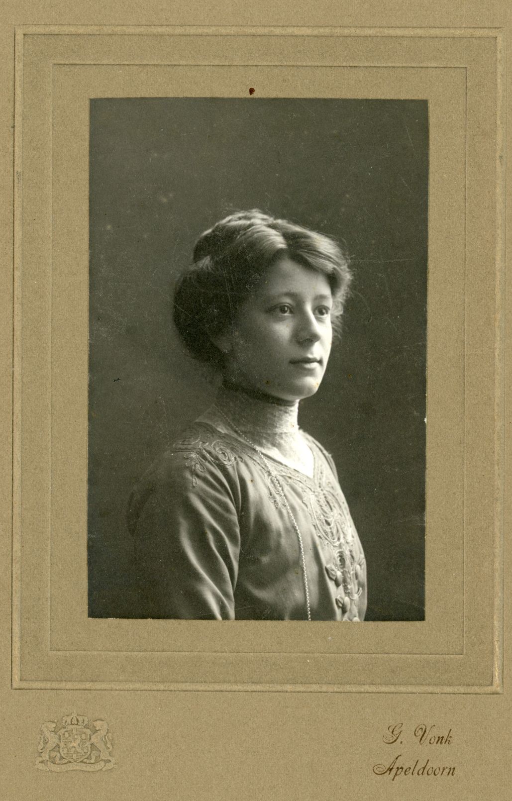 Portretfoto van een leerling van de Rijkskweekschool, 1906-1915